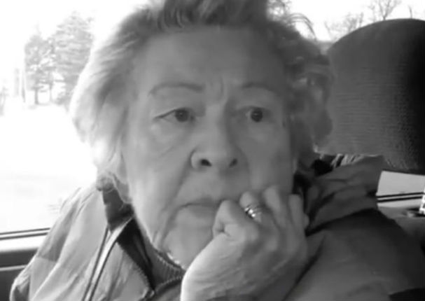 ¡Conmovedor! Ella se entera todos los días que su esposo falleció (VIDEO)