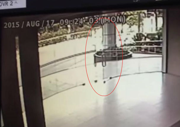 Puertas de edificio se abren y se destrozan solas, nadie sabe por qué (VIDEO)