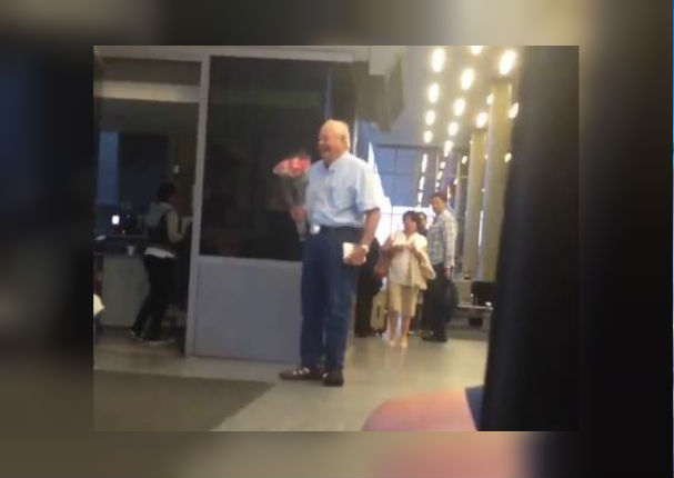 Te va a conmover saber a quién espera este señor con flores (VIDEO)