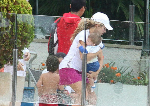 Shakira no suelta para nada a sus hijos (FOTOS)