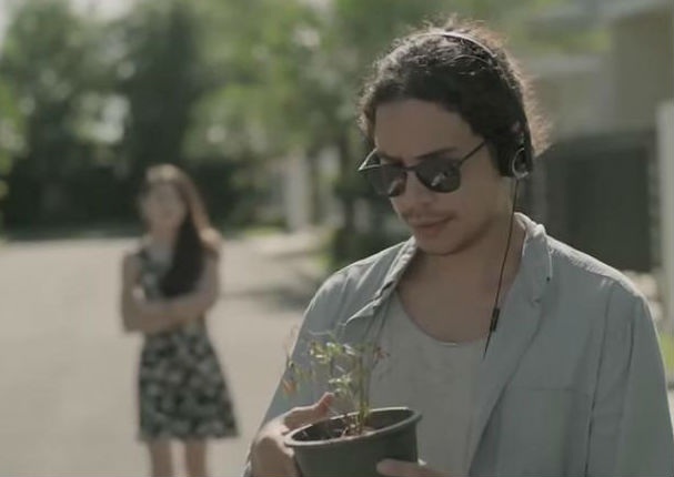 Una historia de amor puede empezar rescatando a una planta (VIDEO)