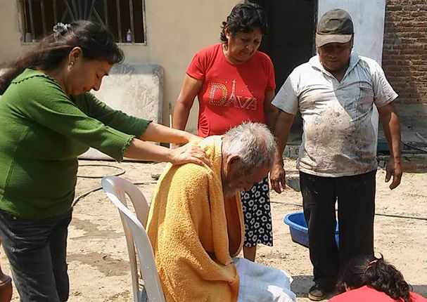 Chiclayo : vecinos de Ferreñafe tuvieron gesto solidario con indigente (FOTOS) Chiclayo : vecinos de Ferreñafe tuvieron gesto solidario con indigente (FOTOS)