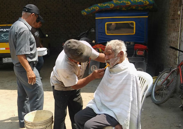 Chiclayo : vecinos de Ferreñafe tuvieron gesto solidario con indigente (FOTOS) Chiclayo : vecinos de Ferreñafe tuvieron gesto solidario con indigente (FOTOS)