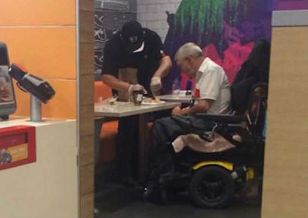 Foto de joven dándole de comer a un anciano conmovió a todos, aquí su historia