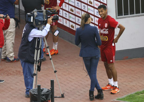 Perú vs. Colombia: Reportera colombiana llega a la Videna y alborotó a todos con su belleza (FOTOS)