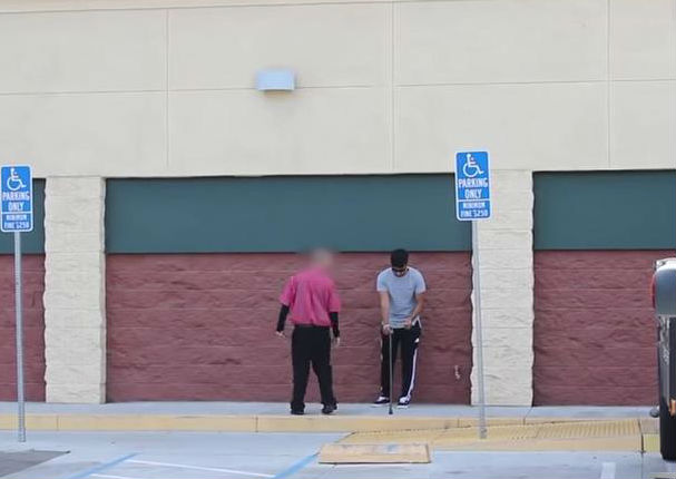 Esto pasó cuando un hombre ‘ciego’ quiso probar la honestidad de la gente (VIDEO)