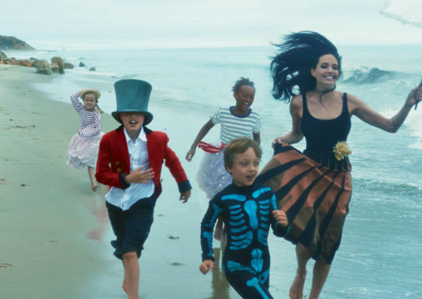 Angelina Jolie, Brad Pitt y sus 6 hijos posaron para conocida revista Angelina Jolie, Brad Pitt y sus 6 hijos posaron para conocida revista