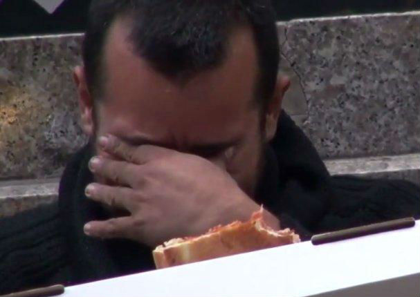 Mendigo le dio una lección de humanidad a hombre que pedía comida (VIDEO)