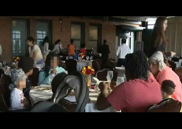 Novio la plantó en el altar y no vas a creer lo que hicieron con el banquete