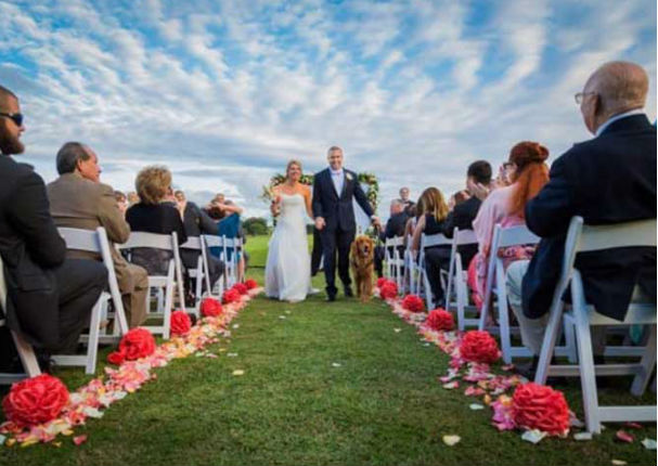 Te conmoverá saber quién acompaña a esta pareja al altar (VIDEO)