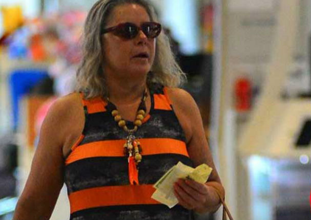 Actriz de 'El Clon' sorprende al reaparecer luciendo casi irreconocible (FOTOS)