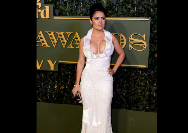 Salma Hayek causa furor al lucir infartante escote en alfombra roja Salma Hayek causa furor al lucir infartante escote en alfombra roja