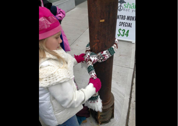 ¿Por qué los niños de Canadá amarran abrigos en los postes?