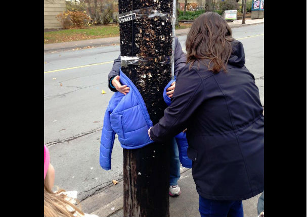 ¿Por qué los niños de Canadá amarran abrigos en los postes?