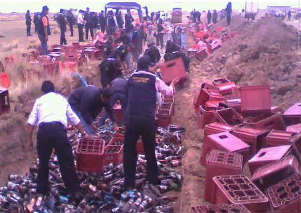 ¡Qué desperdicio! : Destruyen más de 700 cajas de cerveza- VIDEO