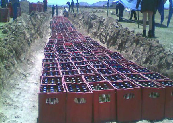 ¡Qué desperdicio! : Destruyen más de 700 cajas de cerveza- VIDEO
