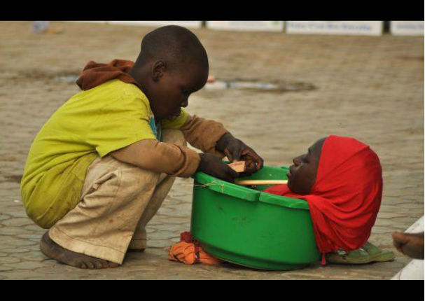 Nigeria: La foto de esta niña que pide limosna conmueve al mundo