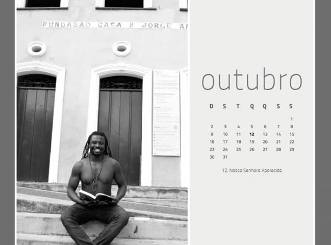 Bibliotecarios se desnudan en calendario por obra benéfica (FOTOS)