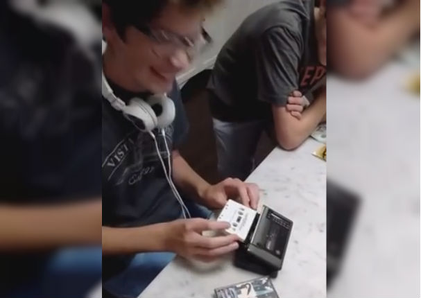 YouTube: Esto es lo que pasa cuando le das un antiguo walkman a unos niños