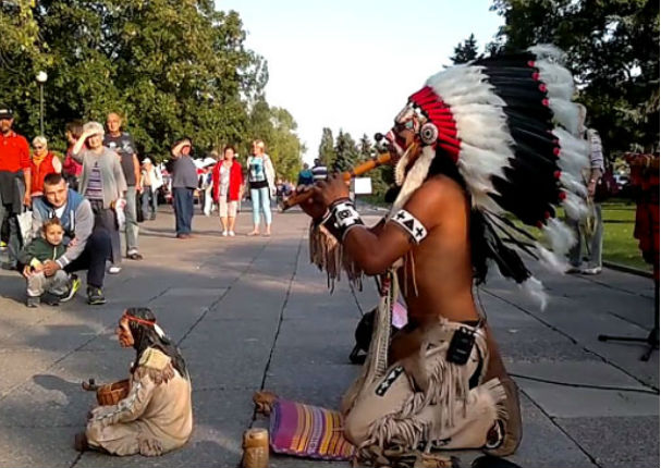 Facebook: Hombre vestido de indio toca 'El Cóndor Pasa' en calles de Polonia (VIDEO)