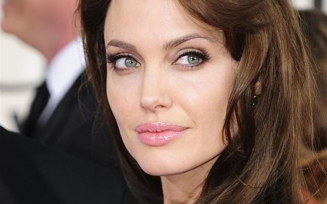 Angelina Jolie realiza escenas en topless para su película 'Frente al mar' Angelina Jolie realiza escenas en topless para su película 'Frente al mar'