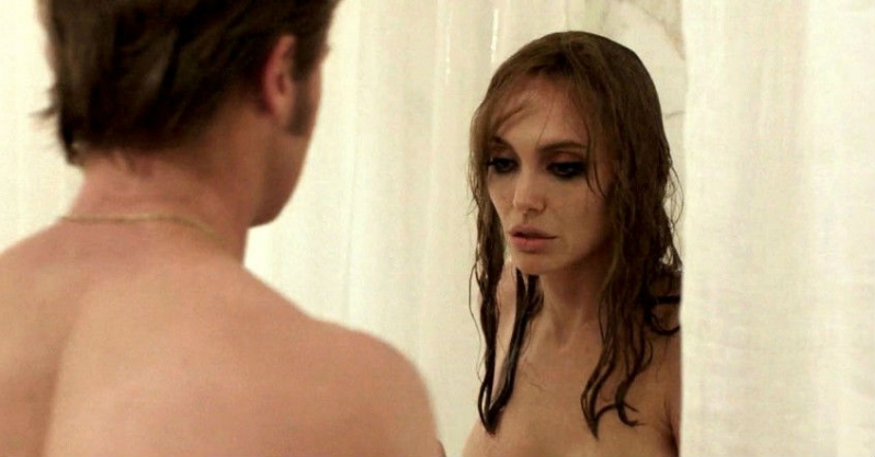 Angelina Jolie realiza escenas en topless para su película 'Frente al mar' Angelina Jolie realiza escenas en topless para su película 'Frente al mar'