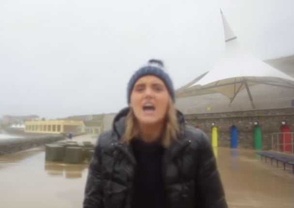 YouTube: Mujer informaba en vivo desde playa en una tormenta hasta que...