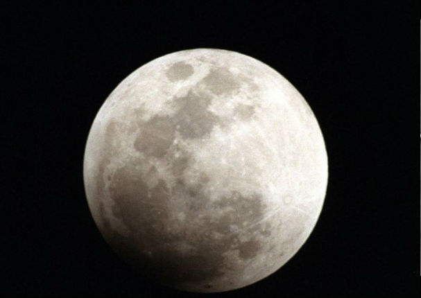 Aplicación de Google habría fotografiado a un extraterrestre en la Luna (FOTO)