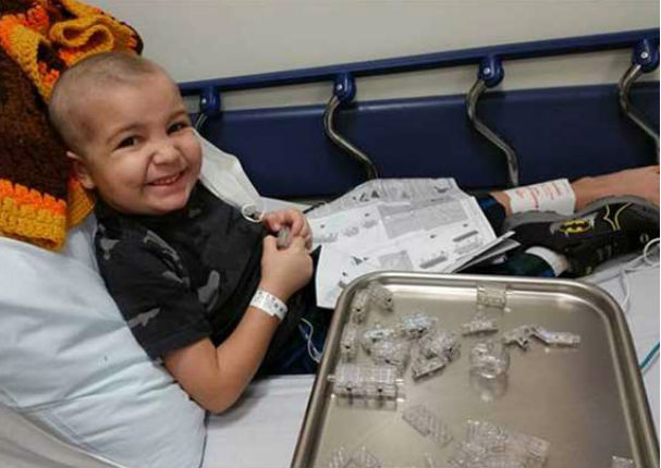 YouTube: Niño de 5 años que lucha contra el cáncer le pidió matrimonio a su enfermera