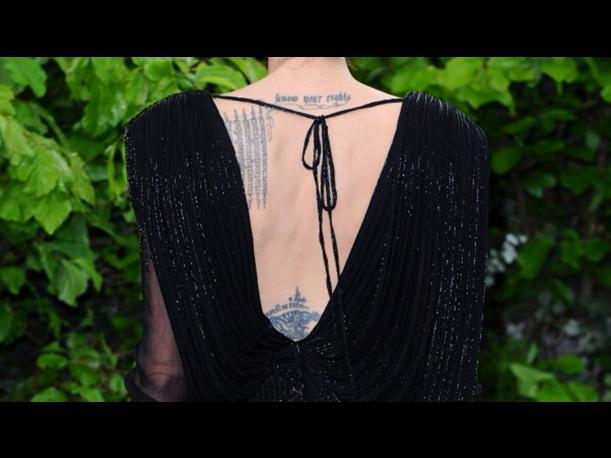 Angelina Jolie sorprende con nuevos tatuajes - FOTOS