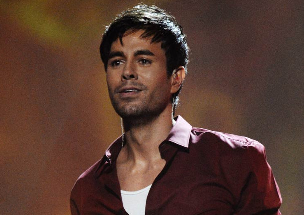 Enrique Iglesias da penoso espectáculo en estado de ebriedad - VIDEO