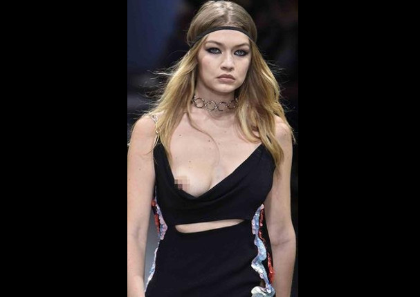 Conocida modelo dejó al descubierto seno durante desfile (FOTOS Y VIDEO)