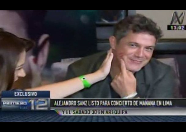 Conductora de TV no se aguantó y dio tremendo beso a Alejandro Sanz en vivo (VIDEO)