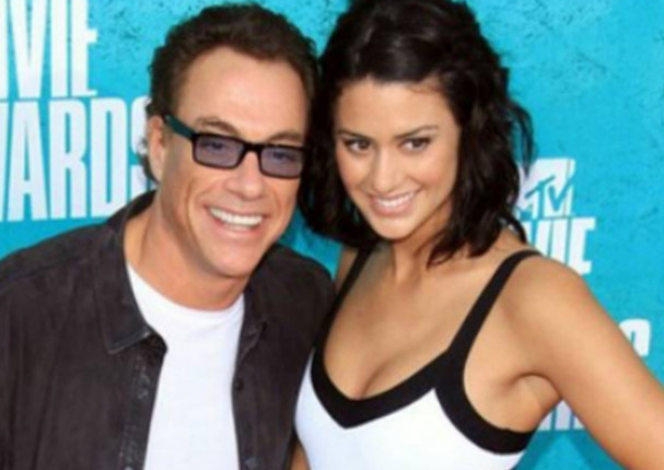 La sexy hija de Jean-Claude Van Damme impacta al abrirse de piernas (FOTOS)