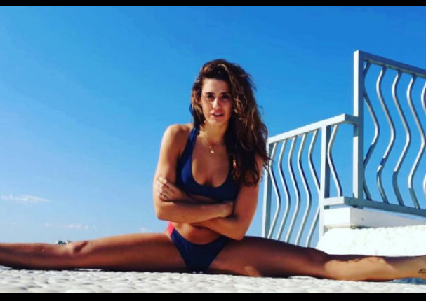 La sexy hija de Jean-Claude Van Damme impacta al abrirse de piernas (FOTOS)