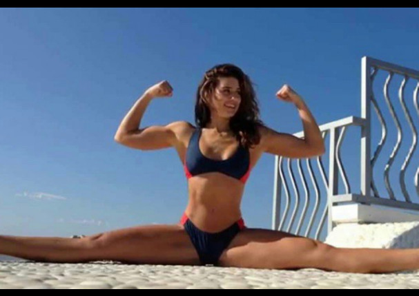 La sexy hija de Jean-Claude Van Damme impacta al abrirse de piernas (FOTOS)