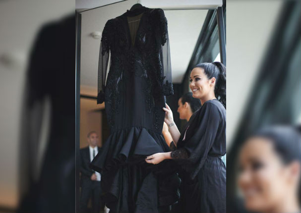 En lugar de usar un vestido blanco para su boda ella escogió uno negro (FOTOS)