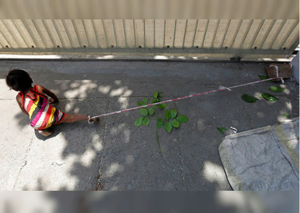 ¡Indignante! Niña de un año pasa nueve horas atada a una piedra (FOTOS)