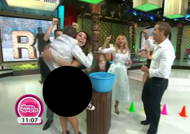Conductora mexicana pasa vergüenza al levantársele la falda en vivo (VIDEO)