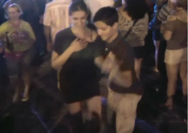 ¡La sorprendió! Adolescente la sacó a bailar salsa pero no esperaba que... (VIDEO)