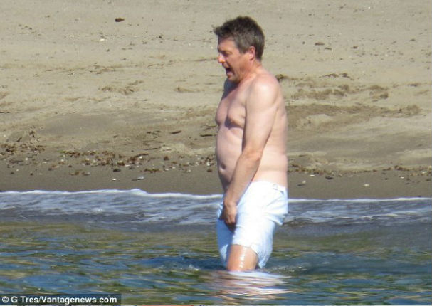 ¿Qué le pasó? Hugh Grant reaparece con varios kilos de más (FOTOS)