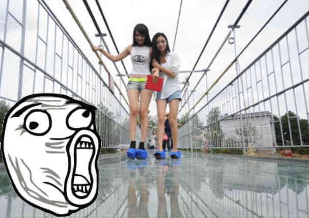China: Así reaccionan las personas al pasar por un puente de cristal  - VIDEO