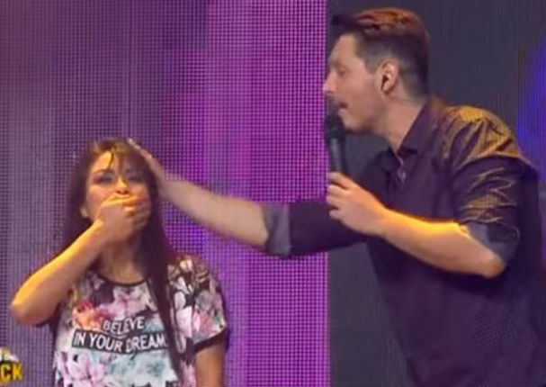 Los Reyes del Playback: Cristian Rivero cuadra en vivo a Stephanie Orúe por esta razón