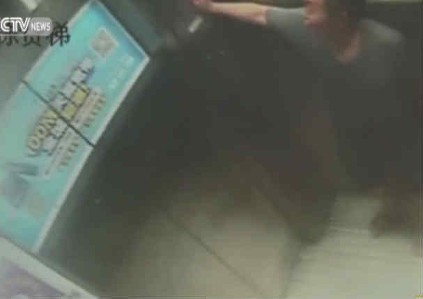 YouTube: Así quedo hombre al caer con el ascensor desde el piso 30