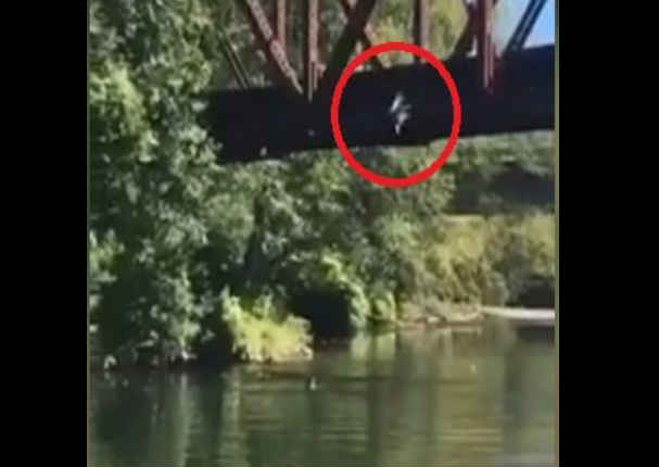 Facebook:  Niño fue arrojado de un puente por su propio familiar - VIDEO