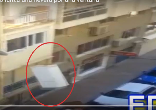 YouTube:  Lanzó su refrigeradora a la calle y no se dio cuenta que ...