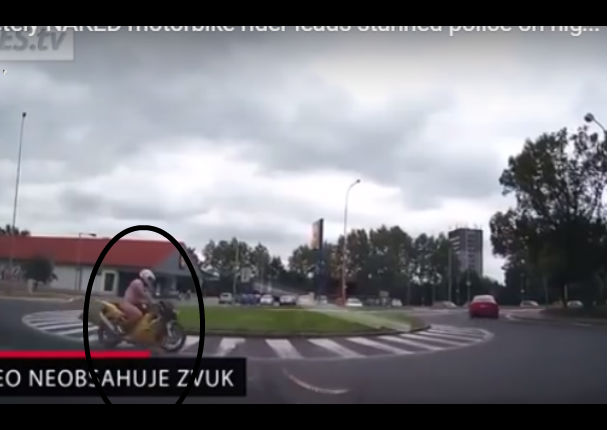 YouTube: Paseó desnudo en su moto y ...