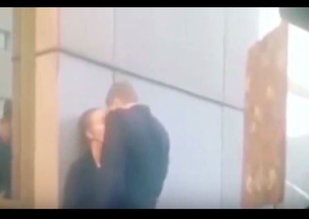 YouTube: Se daban beso acalorado sin darse cuenta que ...