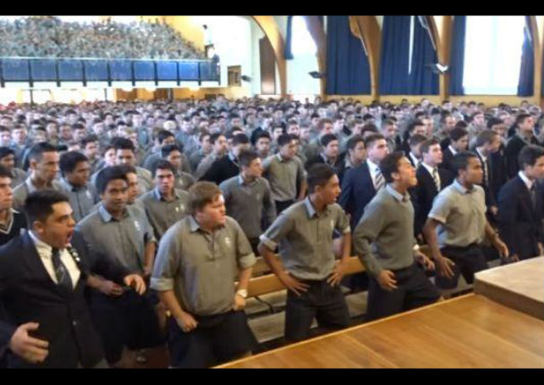 YouTube: Así homenajearon a su maestro en su despedida