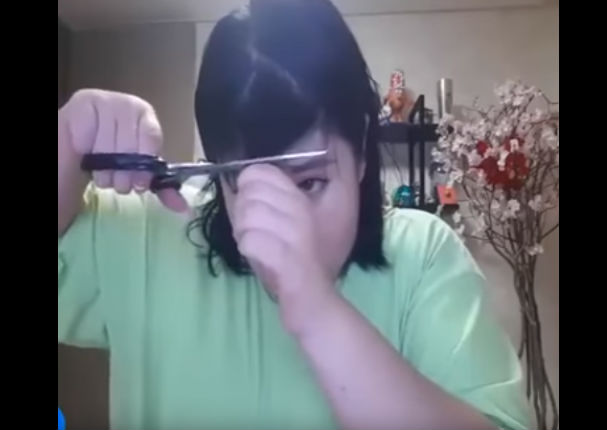 YouTube: Mira cómo luce tras cortarse ella misma el cabello